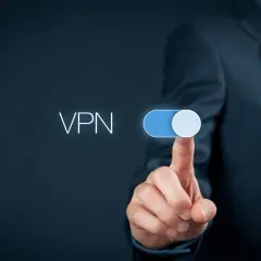 Biznesmen naciska przycisk, aby włączyć VPN. Prosty sposób na bezpieczne połączenie.