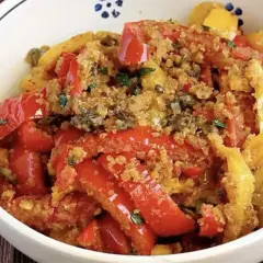 Peperoni gratinati al forno, un contorno colorato e saporito, con pangrattato croccante e erbe aromatiche.