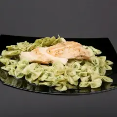 Ile kalorii ma makaron z pesto? Sprawdź, co wpływa na kaloryczność