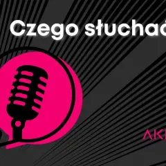 Co słuchać? Może podcasty do nauki angielskiego? Czarny mikrofon w różowej chmurce.
