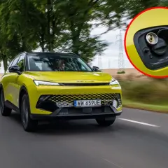 Żółty SUV z fabrycznym LPG na drodze. W powiększeniu widać korek wlewu gazu.