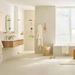 Modernes Badezimmer in hellen Beige- und Cremetönen, ein Trend bei Badezimmer Farben. Goldene Armaturen und Duschkopf setzen Akzente.