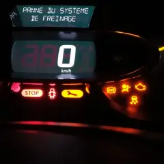 Po przekręceniu kluczyka nie świecą kontrolki, a na wyświetlaczu widnieje komunikat "PANNE DU SYSTEME DE FREINAGE".