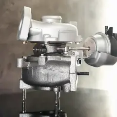 Uszkodzony zawór podciśnienia turbiny objawy: metalowy element turbosprężarki z siłownikiem.