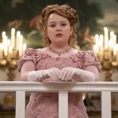 Penelope Featherington w różowej sukni z kwiatowymi zdobieniami, przygotowuje się na bal w Bridgertonowie sezon 3.