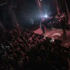 En artist uppträder på scenen under Stockholm Jazz Festival, med publiken som tittar på.