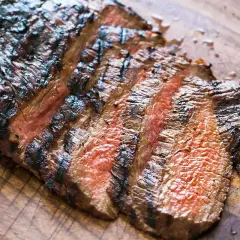 Perfekt grillad flankstek med saftiga, rosa skivor och härliga grillränder. En dröm för alla som älskar att grilla!