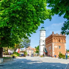 Sandomierz: Rynek z Ratuszem i Wieżą Szlachecką, idealne miejsce na odkrywanie nietypowych atrakcji i urokliwych zakątków.