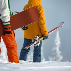 Narty czy snowboard na początek? Sprawdź, co wybrać!