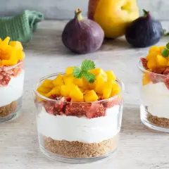 Deliziosi bicchieri con ricotta mousse, crumble, fichi e mango fresco. Un dolce estivo perfetto.