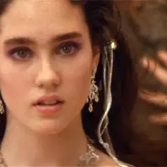 Jennifer Connelly w filmach, z błyszczącymi kolczykami i ozdobami we włosach, wygląda jak postać z baśni.
