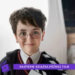 Młody aktor w okularach i szacie Hogwartu trzyma klaps filmowy. Czyżby to zapowiedź **harry potter nowy film**?