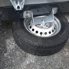 Podwozie Renault Trafic z kołem zapasowym. Dowiedz się, jak wyjąć koło zapasowe Renault Trafic, by być gotowym na każdą sytuację.