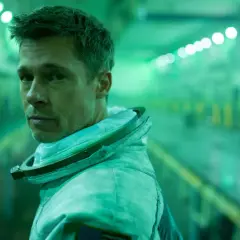 Brad Pitt w skafandrze kosmicznym w filmie Ad Astra, w zielonej poświacie tunelu.