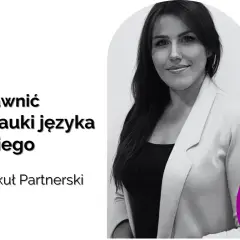 Kobieta w jasnej marynarce uśmiecha się, obok tekst o usprawnieniu **intensywnej nauki angielskiego**.