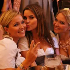 Ile kosztuje piwo na oktoberfest? Zaskakujące ceny i różnice w namiotach