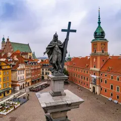 Pomnik Zygmunta III Wazy na placu Zamkowym, z Zamkiem Królewskim i kolorowymi kamieniczkami w tle. To jedne z głównych warszawskie atrakcje.