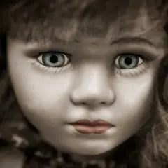 Le regard fixe d'une poupée aux yeux bleus hypnotiques. On dirait qu'elle est sur le point de péter un câble.