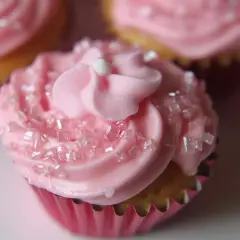Rosa muffins med sockerströssel och fluffig frosting. Perfekt för en festlig stund.
