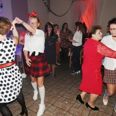 Impreza w stylu PRL stroje - jak stworzyć wyjątkowy retro look