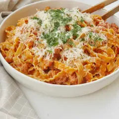 En stor skål med salsicciapasta, toppad med riven parmesan och persilja. Benjamin skulle älska denna krämiga rätt!