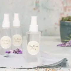 Drei Sprühflaschen mit Lavendelduft, perfekt zum Kissenspray selber machen. Ein Hauch von Entspannung für Ihr Zuhause.