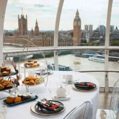 Un delizioso afternoon tea a Londra, con vista sul Tamigi e sul Parlamento. Dolci e salati su più livelli, pronti per essere gustati.