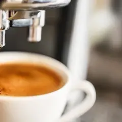 Ile gram kawy na espresso? Poznaj optymalne proporcje i błędy