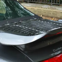 Tylny spojler Porsche Turbo z charakterystycznymi wlotami powietrza i chromowanym napisem "Turbo".