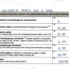Deklaracja o wysokości opłaty za gospodarowanie odpadami komunalnymi dla 3 osób, z wyliczoną miesięczną i kwartalną opłatą.