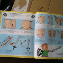 Instrukcja krok po kroku, jak zrobić hełm rycerski i inne akcesoria z tektury i folii aluminiowej.