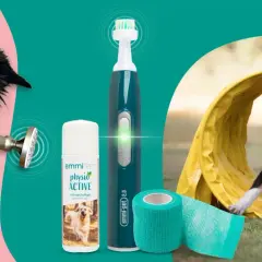Perro con dispositivo para fisioterapia para perros, gel y cepillo dental. Otro perro corre por un túnel.