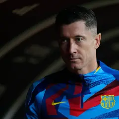 Robert Lewandowski w nowej koszulce FC Barcelony, symbol jego bogatej kariery.