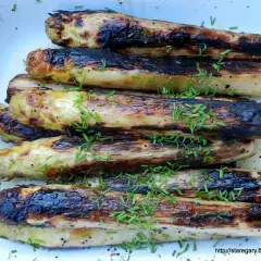 Grillowane szparagi, posypane szczypiorkiem. Idealny szparagi przepis na letnie danie.