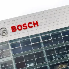 Le bâtiment de Bosch, qui fabrique la marque Bosch, avec son logo rouge vif sur fond blanc et ses grandes fenêtres.