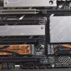 M.2 SSDs auf einem Motherboard, bereit für die Einrichtung unter Windows 10.