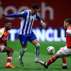 Piłkarze FC Porto walczą o piłkę na boisku w Portugalii.