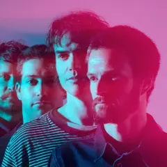 Czterech mężczyzn, jakby z innego świata, w neonowym świetle. To oni, all them witches warszawa, gotowi na podbój sceny.