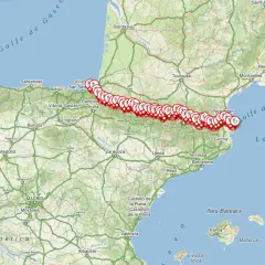 Mapa de la ruta transpirenaica con marcadores de senderismo desde el Atlántico hasta el Mediterráneo, pasando por ciudades como San Sebastián, Pamplona y Girona.