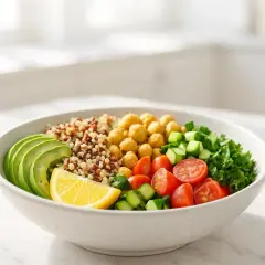 Una ciotola colorata con quinoa, ceci, pomodorini, cetrioli, lattuga e avocado. Perfetta per il tuo sgarro settimanale, aiuta il metabolismo.