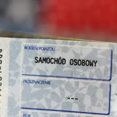 Dowód rejestracyjny samochodu osobowego. Jazda z zatrzymanym dowodem rejestracyjnym to ryzyko mandatu i problemów.