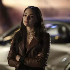 Hope Mikaelson, dans une veste en cuir marron, réfléchit à ses prochaines actions dans Legacies saison 5.