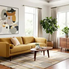 Żółta kanapa i abstrakcyjny obraz tworzą serce tego przytulnego mid century interior. Dywan w geometryczne wzory i drewniane meble dopełniają całość.