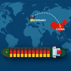 Frachtschiff mit Deutschlandflagge auf dem Weg von China nach Deutschland. Die Route zeigt die lange Reise.