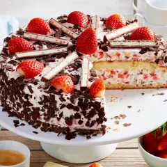 Eine köstliche Yogurette Torte mit frischen Erdbeeren und Schokostückchen, bereit zum Genießen.