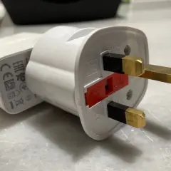 Adapter do gniazdek w Grecji, z trzema bolcami i bezpiecznikiem.