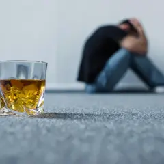 Alkoholizm to choroba psychiczna? Fakty, objawy i podwójna diagnoza