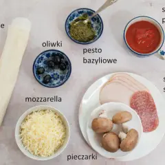 Jak układać składniki na pizzę, aby uniknąć przemakania ciasta