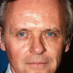 Nahaufnahme von Sir Anthony Hopkins, dessen blaue Augen und Falten an seine ikonischen Rollen in **filme von Anthony Hopkins** erinnern.