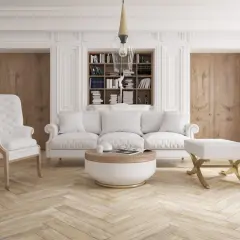 Elegancki salon z białymi meblami i sztukaterią. Aranżacje z klasycznym fotelem, sofą i stolikiem kawowym.